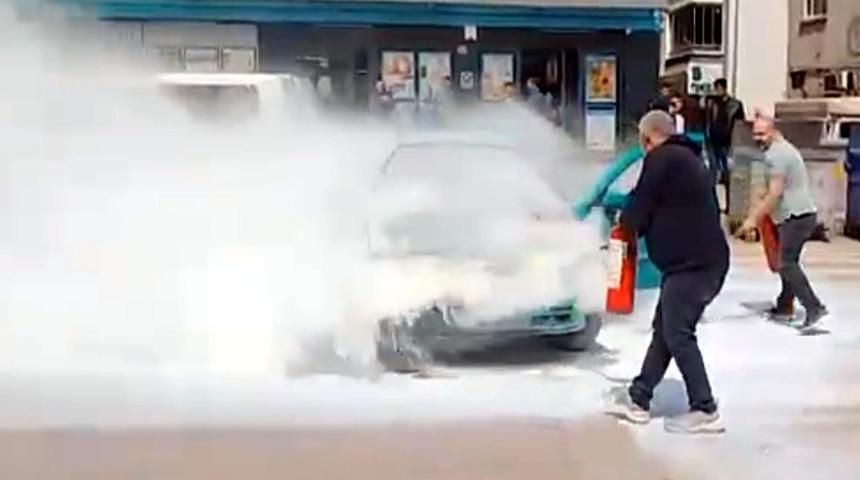 Otomobilde yangın! Çevredekiler hemen müdahale etti