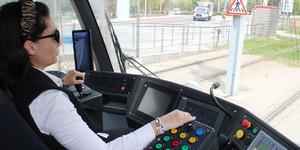 80 tonluk sorumluluk: Tramvaya kadın eli değdi: "Her işi yaparız"  