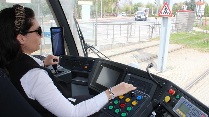 80 tonluk sorumluluk: Tramvaya kadın eli değdi: "Her işi yaparız"  