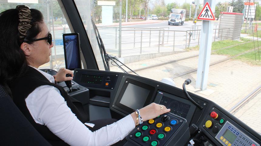 80 tonluk sorumluluk: Tramvaya kadın eli değdi: "Her işi yaparız"  