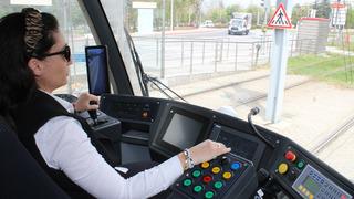 80 tonluk sorumluluk: Tramvaya kadın eli değdi: Her işi yaparız  