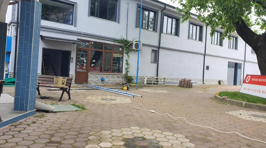 Din görevlisi tabela takarken düşerek yaralandı