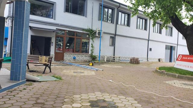 Din görevlisi tabela takarken düşerek yaralandı