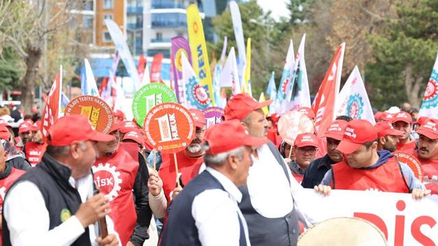 İşten çıkarmaların gölgesinde işçi sendikası yürüyüş yaptı