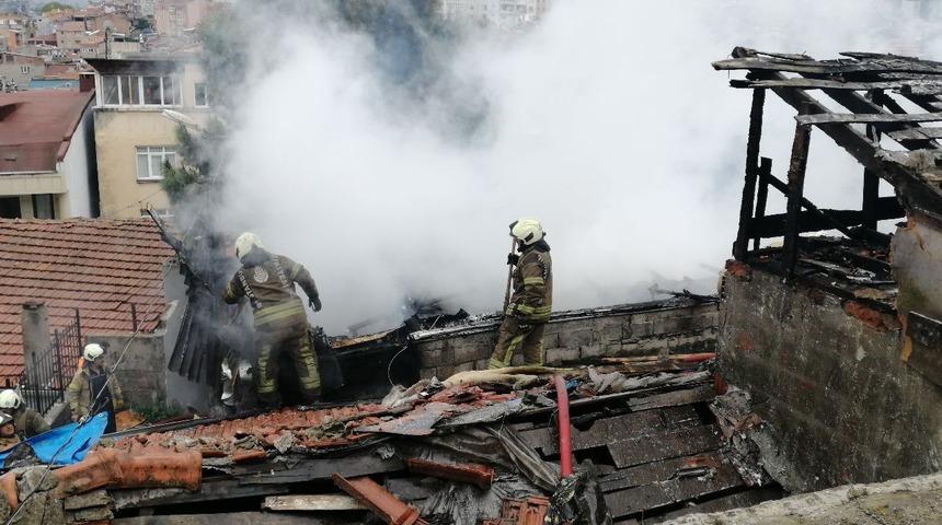 Fatih'te gecekonduda çıkan yangın söndürüldü