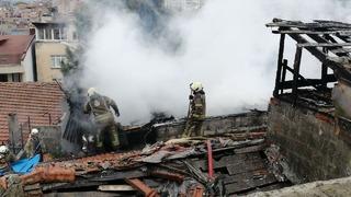 Fatih'te gecekonduda çıkan yangın söndürüldü