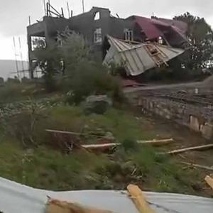 Elazığ'da fırtına evin çatısını uçurdu