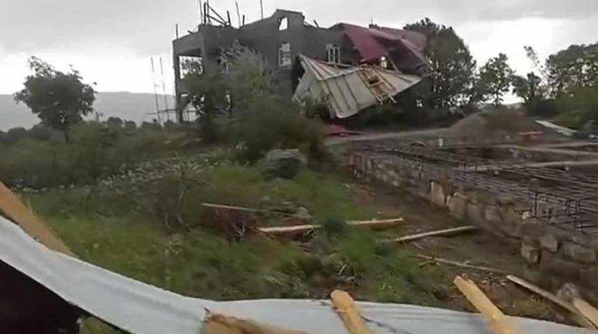 Elazığ'da fırtına evin çatısını uçurdu