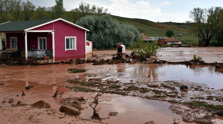 Kırıkkale'de sağanak nedeniyle dereler taştı, ev ve iş yerlerini su bastı!