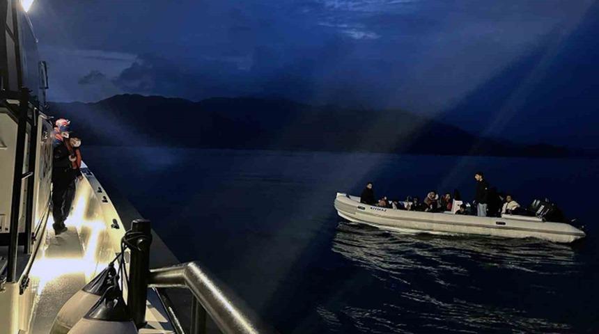 Muğla'da 12 düzensiz göçmen kurtarıldı, bir göçmen kaçakçısı yakalandı