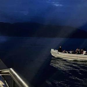 12 düzensiz göçmen kurtarıldı, bir göçmen kaçakçısı yakalandı