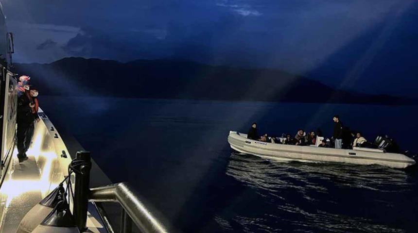 12 düzensiz göçmen kurtarıldı, bir göçmen kaçakçısı yakalandı