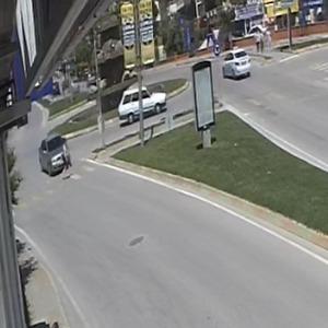 Edirne'de otomobil yayaya çarptı: Yaralının yardımına çevredekiler koştu
