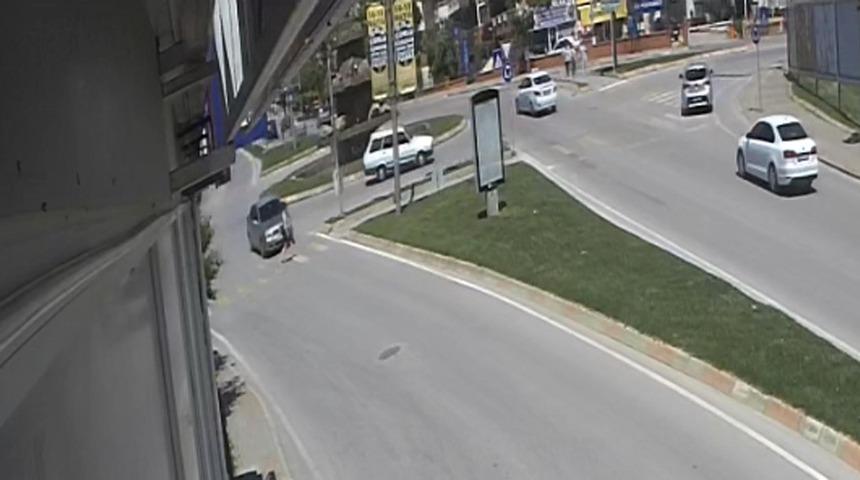 Edirne'de otomobil yayaya çarptı: Yaralının yardımına çevredekiler koştu