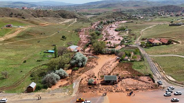 Kırıkkale'de sağanak yağış hayatı felç etti! Tren seferleri durdu, Türkiye'nin en uzun nehri Kızılırmak çamur rengine büründü