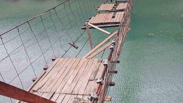 Elazığ’da fırtınadan dolayı asma köprü zarar gördü