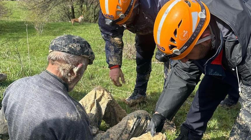 İneğiyle birlikte &ccedil;amura saplanan &ccedil;ift&ccedil;iyi AFAD kurtardı