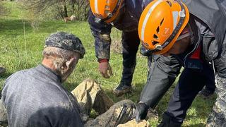 İneğiyle birlikte çamura saplanan çiftçiyi AFAD kurtardı
