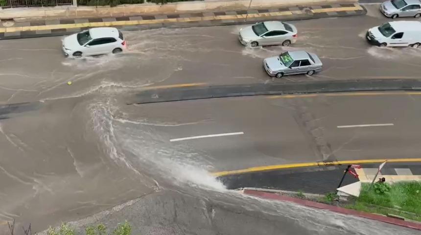 Ankara'da sağanak ve dolu etkili oldu, trafikte aksama yaşandı