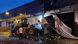 Diyarbakır'da oto sanayi sitesinde korkutan yangın! 1 itfaiye eri dumandan etkilendi, 3 iş yeri zarar gördü