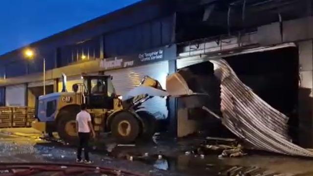 Diyarbakır'da oto sanayi sitesinde korkutan yangın! 1 itfaiye eri dumandan etkilendi, 3 iş yeri zarar gördü