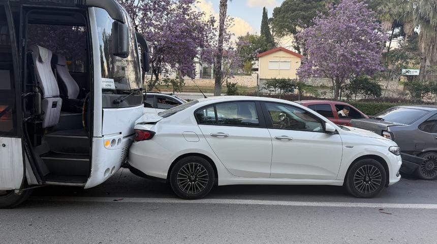 Antalya’da zincirleme kaza: 2’si çocuk 3 kişi yaralandı