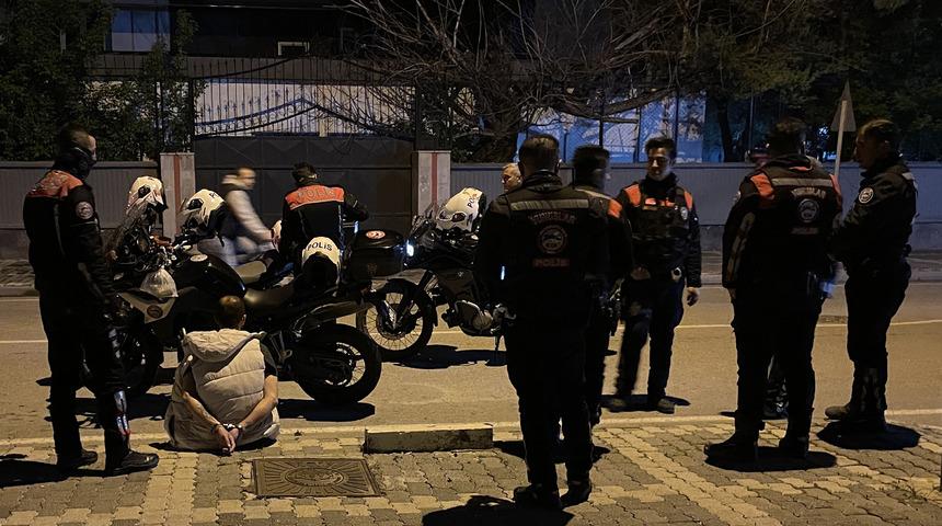 Cezaevinden izinli çıkan hükümlü, polisten kaçarken uyuşturucuyla yakalandı