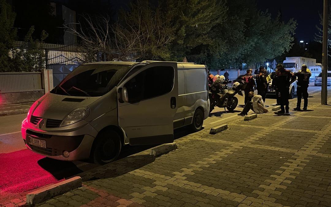 AA-20250501-37817033-37817032-KAYSERIDE_CEZAEVINDEN_IZINLI_CIKAN_HUKUMLU_POLISTEN_KACARKEN_UYUSTURUCUYLA_YAKALANDI