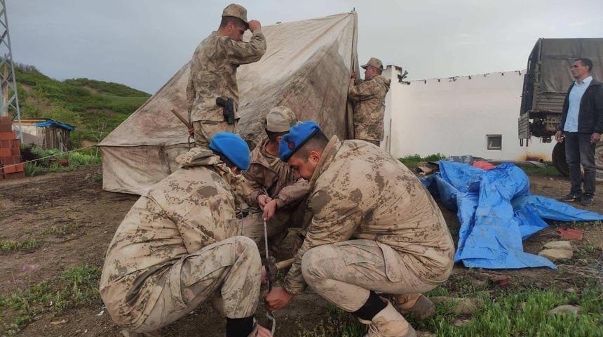 Tunceli'de güvenlik güçleri, şiddetli rüzgar nedeniyle evleri hasar görenlere yardım eli uzattı