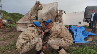 Tunceli'de güvenlik güçleri, şiddetli rüzgar nedeniyle evleri hasar görenlere yardım eli uzattı