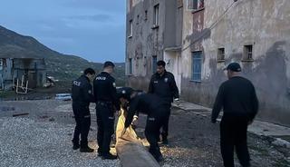 Tunceli'de güvenlik güçleri, şiddetli rüzgar nedeniyle evleri hasar görenlere yardım eli uzattı