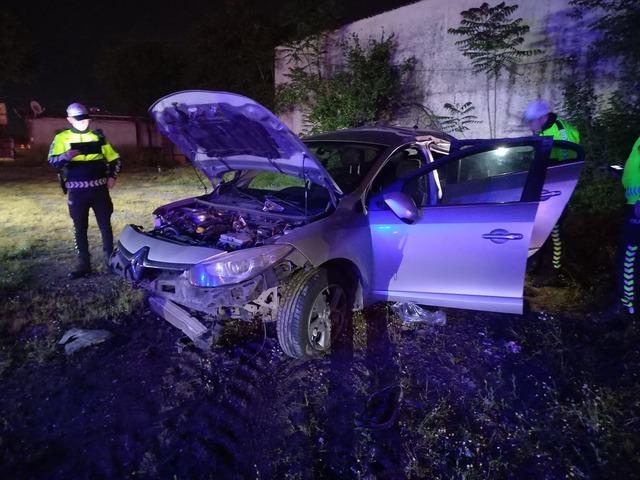 Manisa'da devrilen otomobilin sürücüsü yaralandı