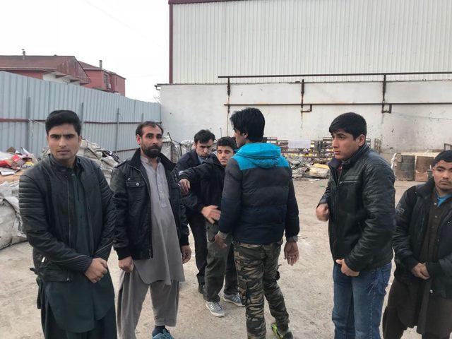 İzmit'te hurdacılık yapan 35 Afgan kaçak yakalandı