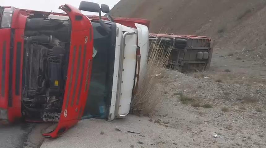 Erzincan&rsquo;da beyaz eşya y&uuml;kl&uuml; tır devrildi