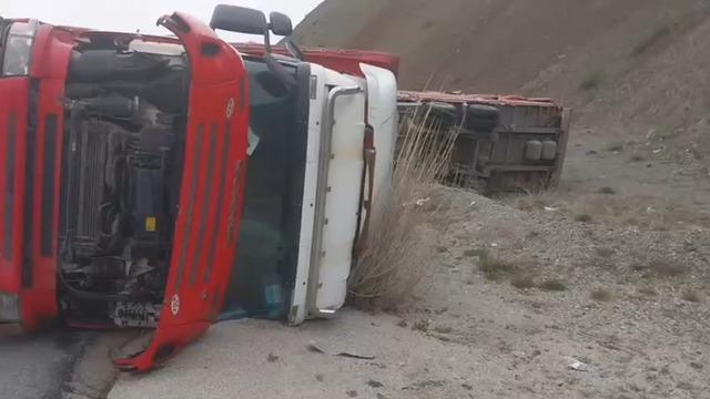 Erzincan’da beyaz eşya yüklü tır devrildi
