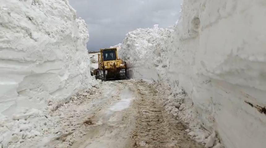 Yüksekova'da 3 metrelik karda yol açma çalışması