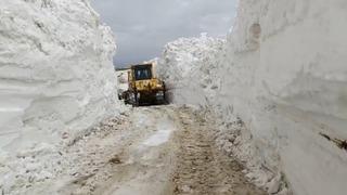 Yüksekova'da 3 metrelik karda yol açma çalışması