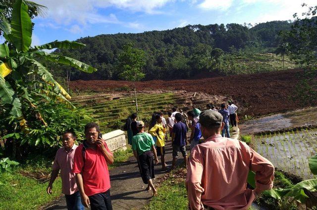 Endonezya’da toprak kayması: 5 ölü
