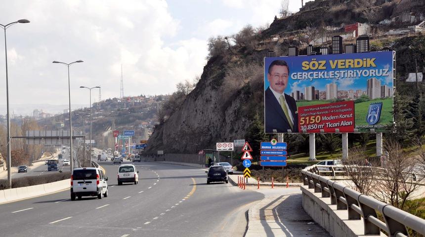 4 ay &ouml;nce istifa eden G&ouml;k&ccedil;ek'in reklam afişleri dikkat &ccedil;ekiyor