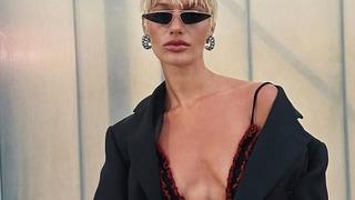 Gülcan Arslan doğum günü tarzıyla dikkat çekti! Elbisenin düğmelerini açıkta bıraktı