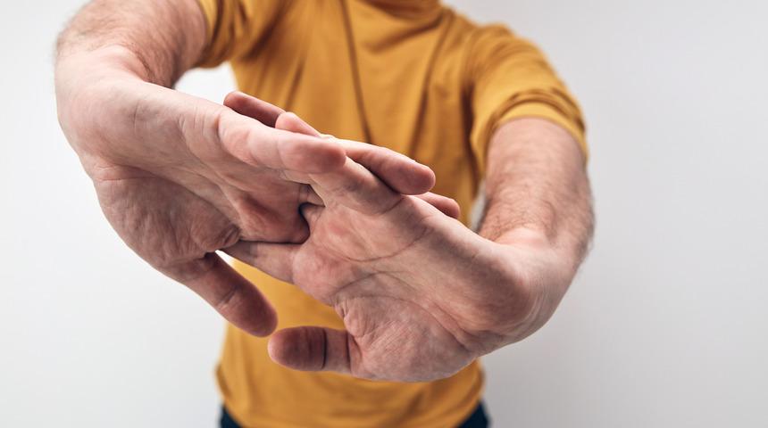 Parmak çıtlatmak zararlı mı? Parmak çıtlatmak parmak şeklini bozar mı, kireçlenme yapar mı?