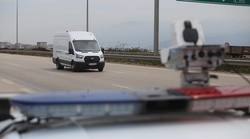 Bu radara dikkat: Kural tanımazlara geçit vermiyor! Aynı anda 4 araca ceza yazıyor