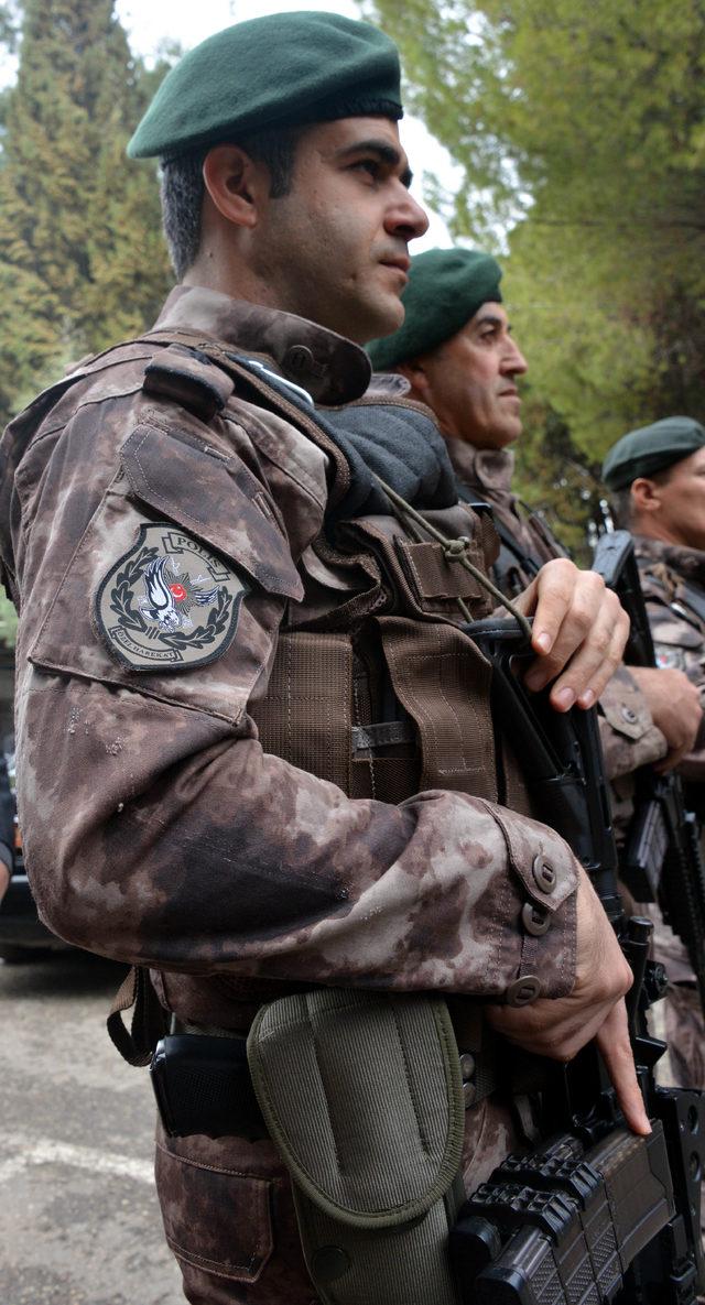Kahramanmaraş'ta özel harekat polisleri dualarla uğurlandı