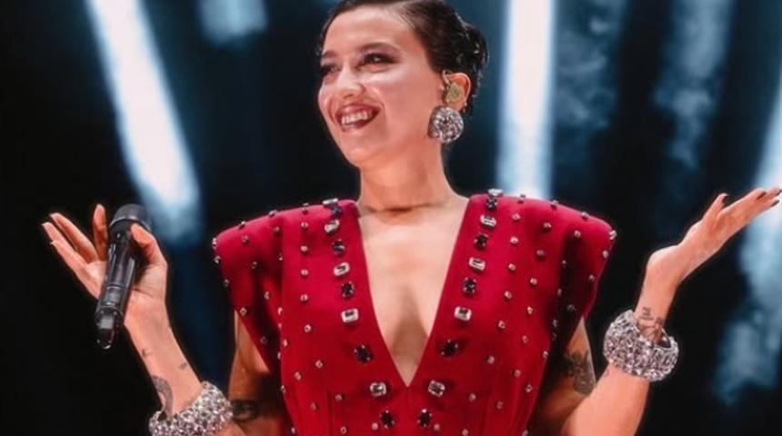 Aralarındaki yaş farkı çok konuşulmuştu... Kocası Sedat Arpalak bu defa konserinde yoktu! Melike Şahin sahnede aşka geldi 