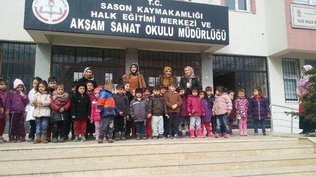 Sason’da anaokulu öğrencileri kütüphaneyi gezdi