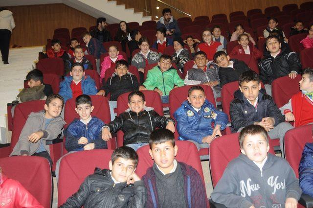 Şırnak’ta öğrenciler tiyatroyla buluştu