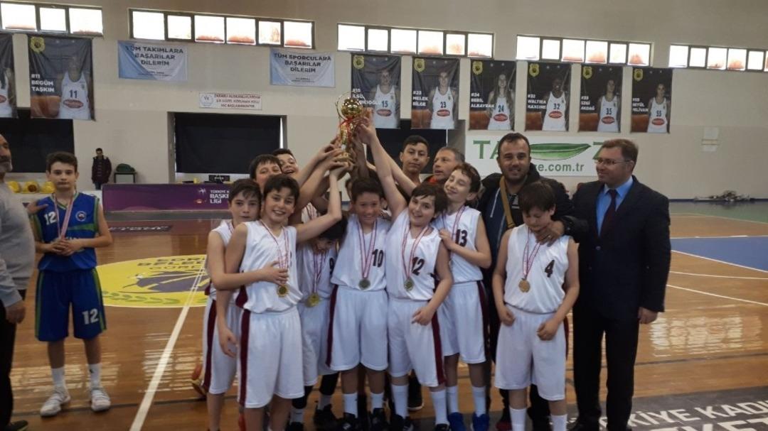 Basketbolda il &uuml;&ccedil;&uuml;nc&uuml;s&uuml; oldular
