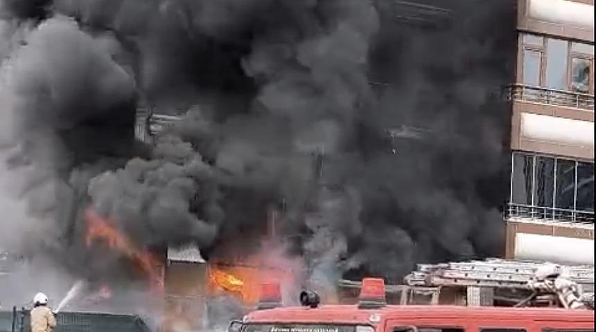 Pendik'te yanan iş yeri kullanılamaz hale geldi