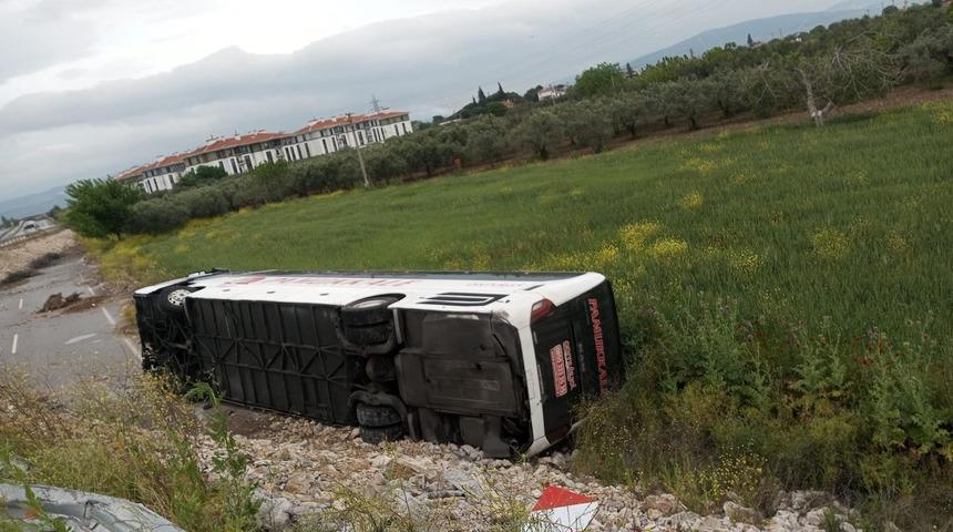 Manisa'da yolcu otobüsünün devrildiği kazada 16 kişi yaralandı
