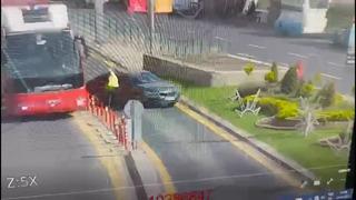 CHP otobüsünün altında kalıyormuş... Bakan Yerlikaya görüntüleri paylaştı: Kadın polisimiz son anda kurtuldu